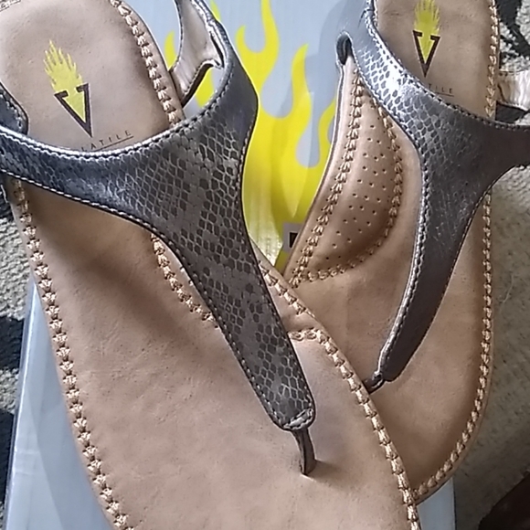 NIB Volatile Reece Pewter Snakeskin Sandals